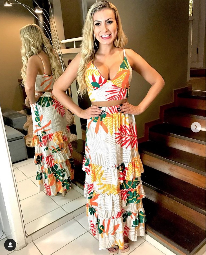 Andressa Urach mostra resultado de silicone e posa com seios turbinados