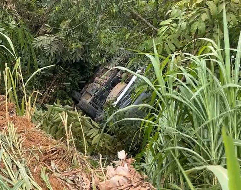 Carro cai em ribanceira após atingir ciclista na AM-010 em Itacoatiara