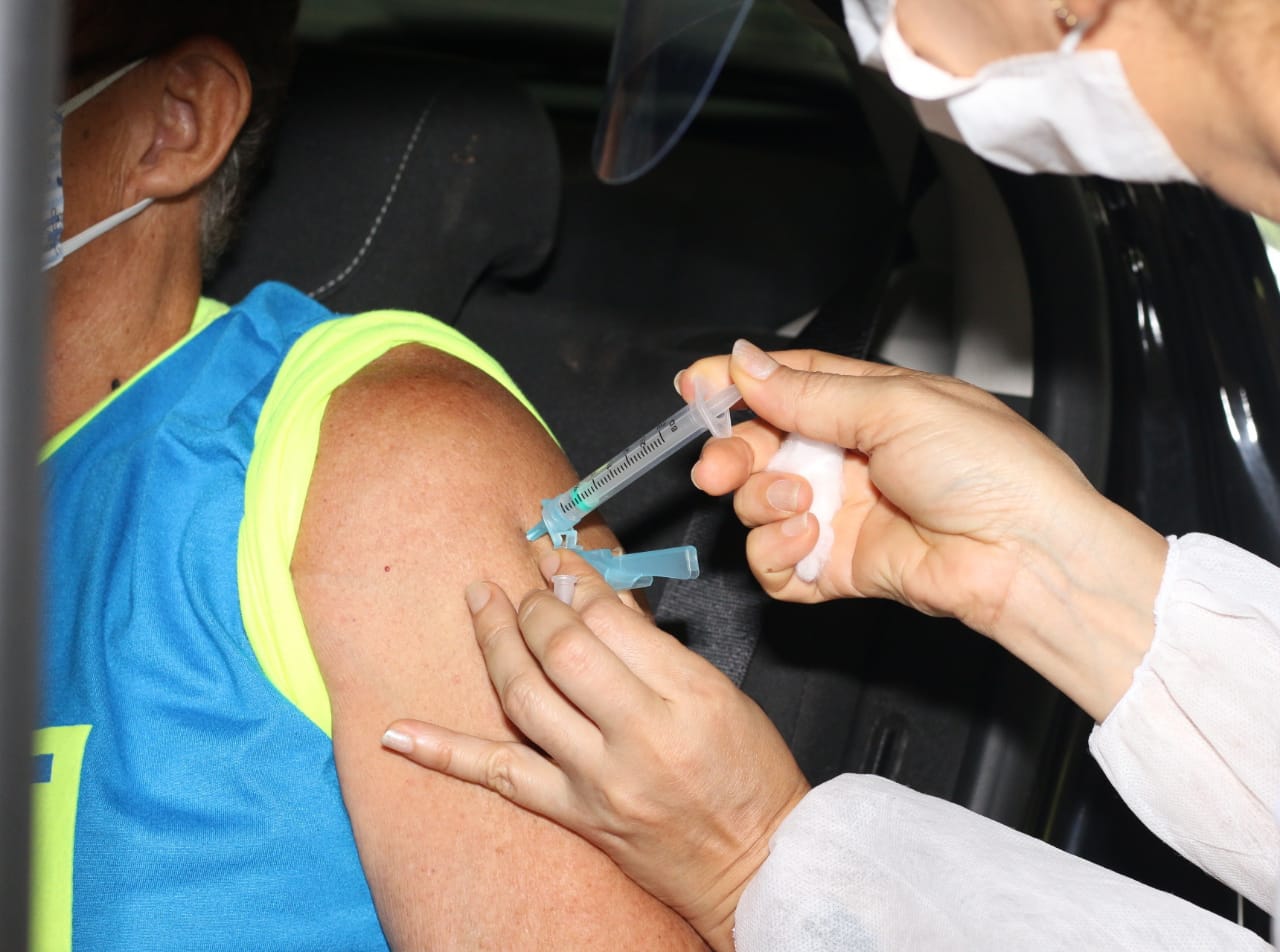 Imunidade pós-vacina pode demorar semanas, dizem especialistas