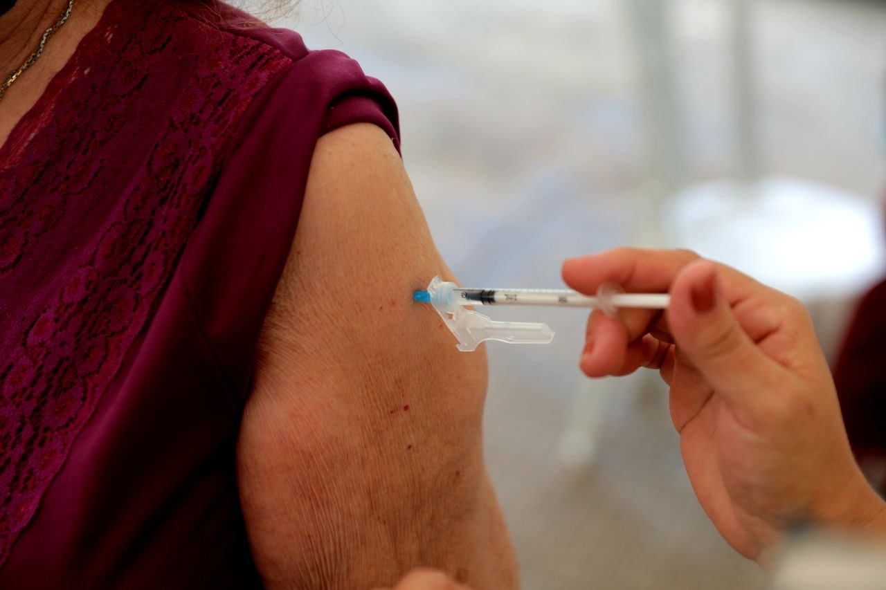 Vacinas contra Covid usadas no Brasil elevam proteção contra reinfecções