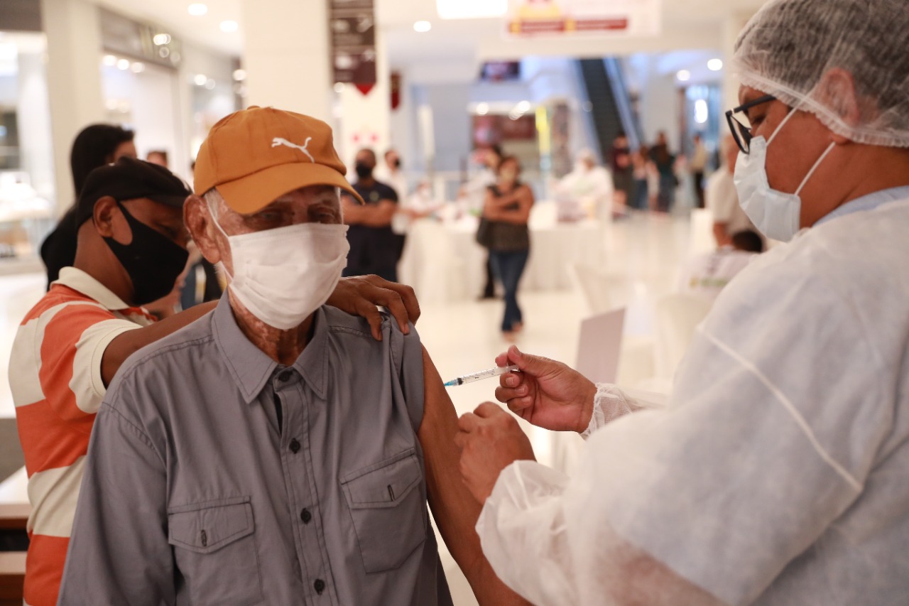 Vacinação contra a Covid em shoppings segue até domingo em Manaus