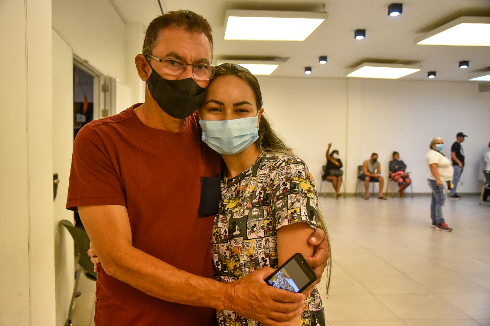 Após perder a mãe para a Covid-19, jovem se vacina em Manaus: 'esperança'