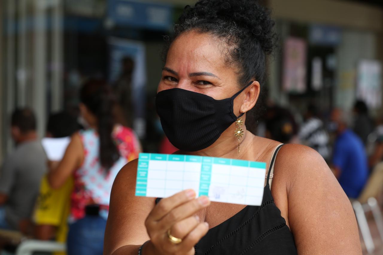Dona de casa comemora vacinação após pegar covid duas vezes