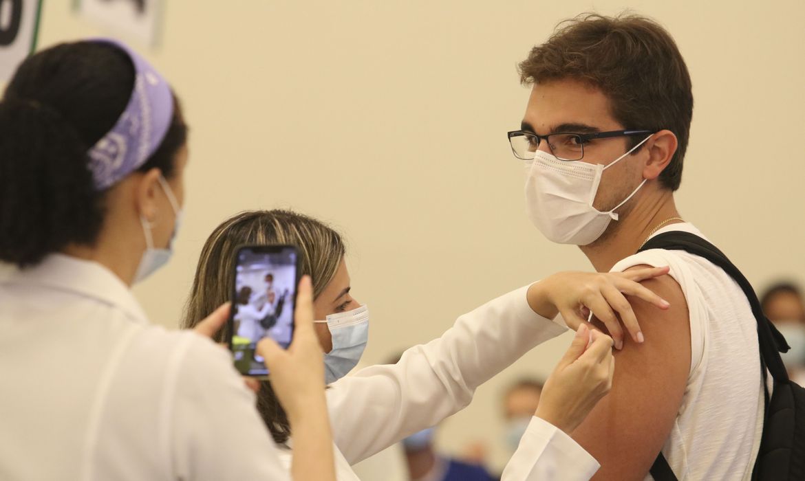 ​Covid: público de 18 a 60 anos deve receber uma dose vacinal em 2022