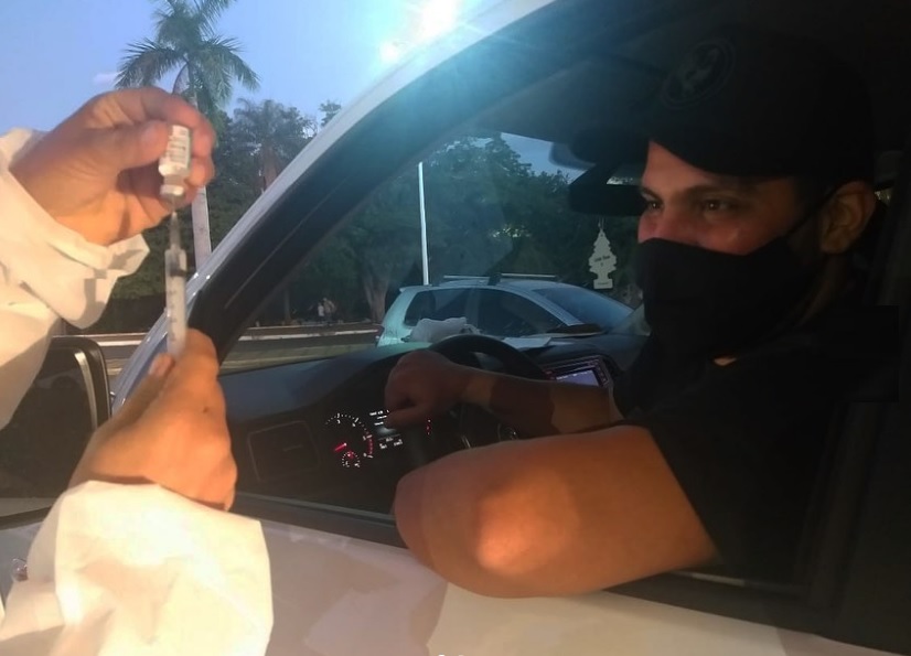 Sertanejo Jorge é vacinado aos 38 anos em Goiás e causa polêmica