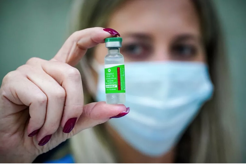 Insumo para produzir 12,2 milhões de doses de vacina chega hoje ao Brasil