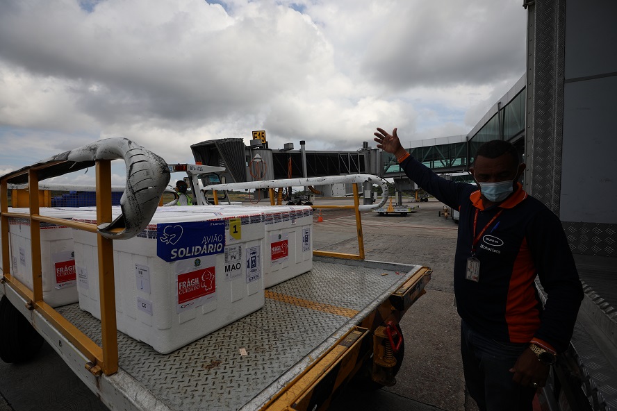 Amazonas recebe mais de 45 mil doses de vacinas contra Covid-19