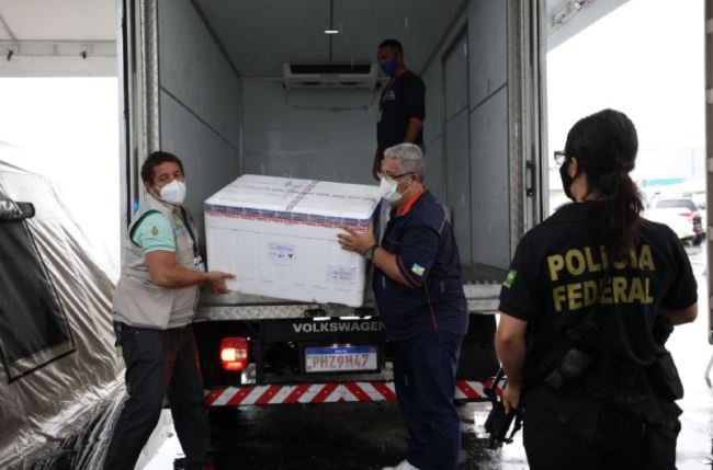 Amazonas recebe novo lote com 42 mil doses de vacina contra a covid-19 