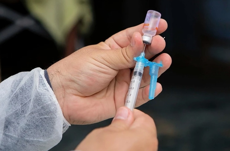 Covid: 11 estados investigam casos de pessoas que tomaram 3ª dose