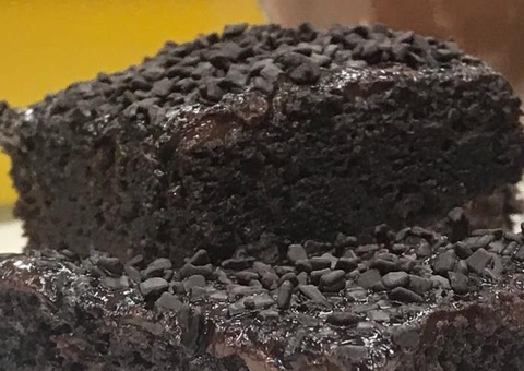 Ana Maria Braga ensina a fazer bolo molhado de micro-ondas