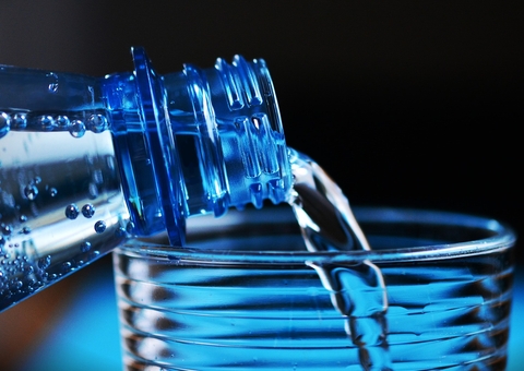 Confira os 3 benefícios incríveis de beber água quente em jejum