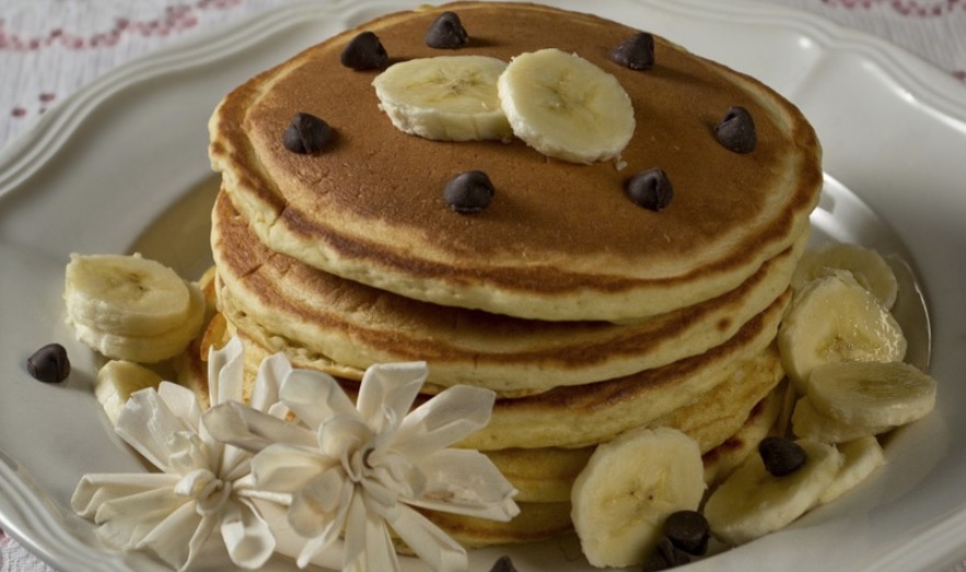 Aprenda a fazer panqueca de banana com apenas 2 ingredientes