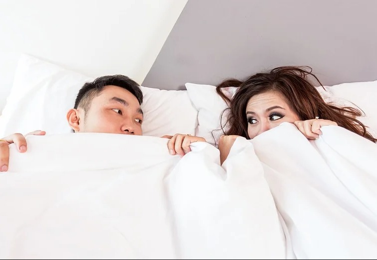 Sexo não transmite Covid-19, mas beijo aumenta risco