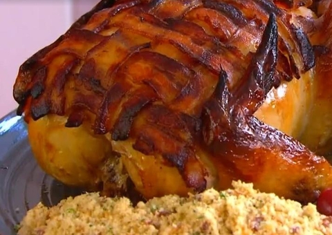 Ana Maria Braga ensina a fazer peru com capa de bacon; confira