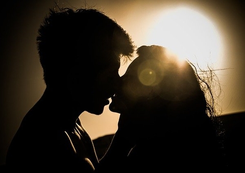 Especialistas recomendam sexo em espaços abertos para evitar Covid-19