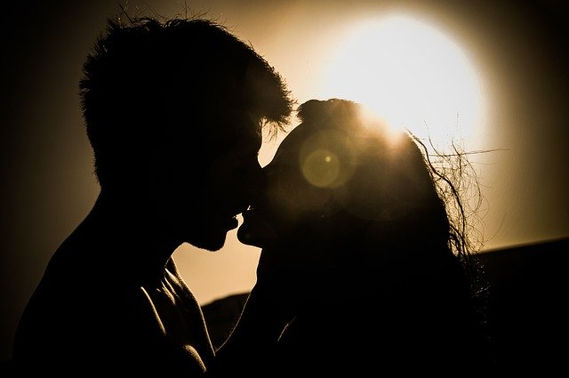 Especialistas recomendam sexo em espaços abertos para evitar Covid-19