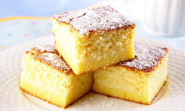 Aprenda esta receita fácil de bolinho de fubá cremoso