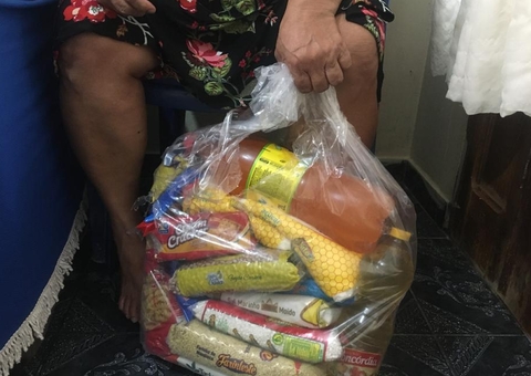 Centenas de cestas são doadas por instituto para mulheres em Manaus