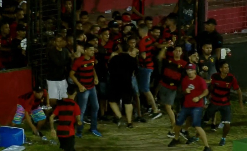 Jogo entre Vasco e Sport tem confusão e invasão de campo após gol de Raniel