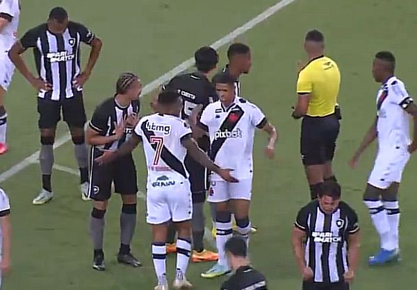 Botafogo tem dois expulsos e Vasco vence clássico no Maracanã