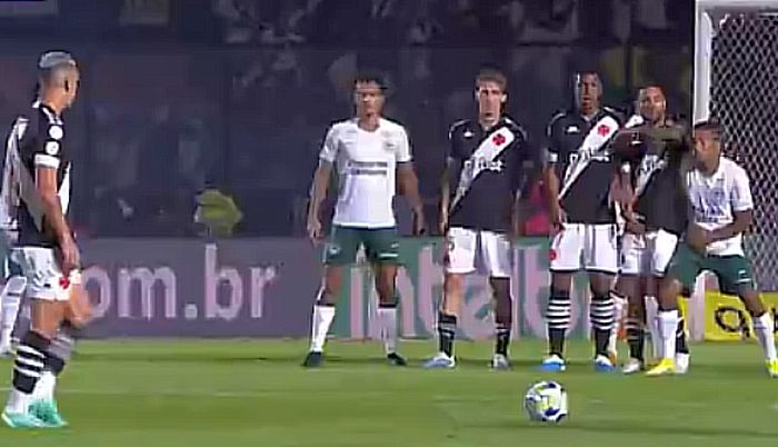 Goiás vence em confronto direto no Z4 e afunda o Vasco no Brasileiro