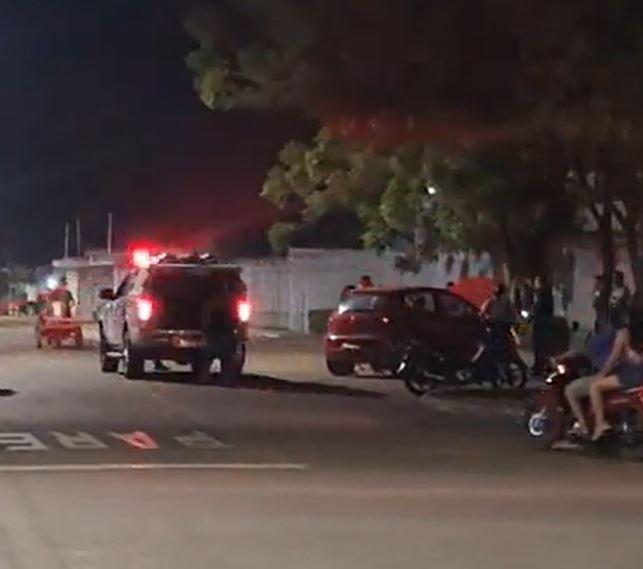 Homem é arremessado de motocicleta durante acidente com carro no Amazonas 