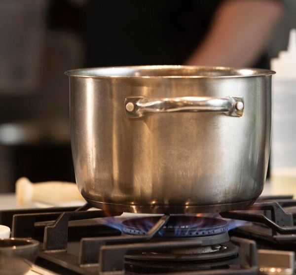 Homem é preso por agredir irmã com panela quente no Amazonas 