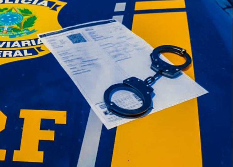 Homem é preso ao tentar resgatar carro de parqueamento com documento falso