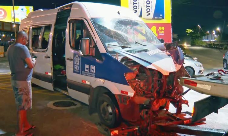 Van desgovernada bate em poste e deixa nove pessoas feridas