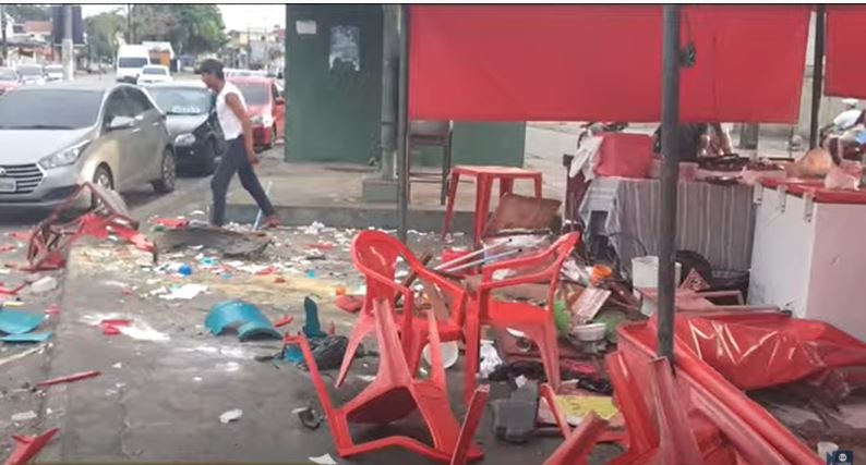 Criminosos em carro invadem e destroem banca de café da manhã em Manaus
