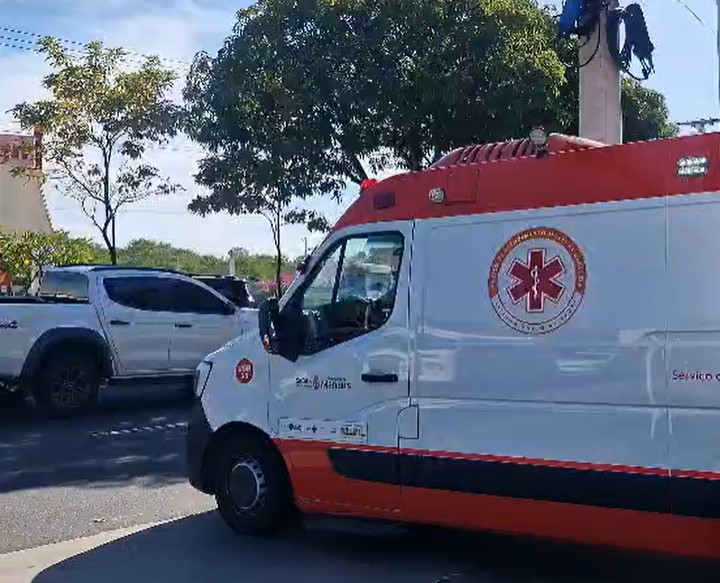 Mulher fica ferida em acidente entre motocicletas na Av. Efigênio Salles