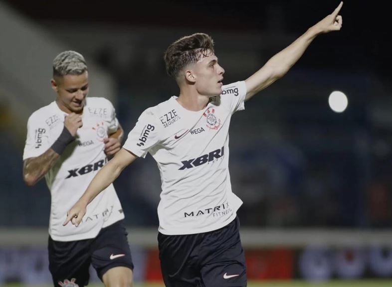 Invictos, Corinthians e Cruzeiro buscam título da Copinha nesta quinta