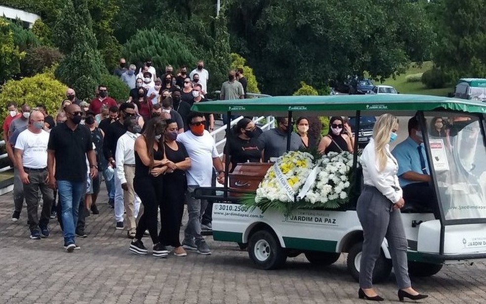 Corpo da mãe de Ronaldinho é enterrado em RS, jogador não compareceu