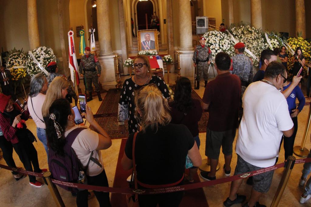 Velório de Amazonino Mendes é fechado para público