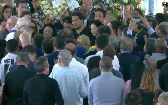 Mais de 150 mil pessoas visitam a Vila Belmiro para dar adeus a Pelé