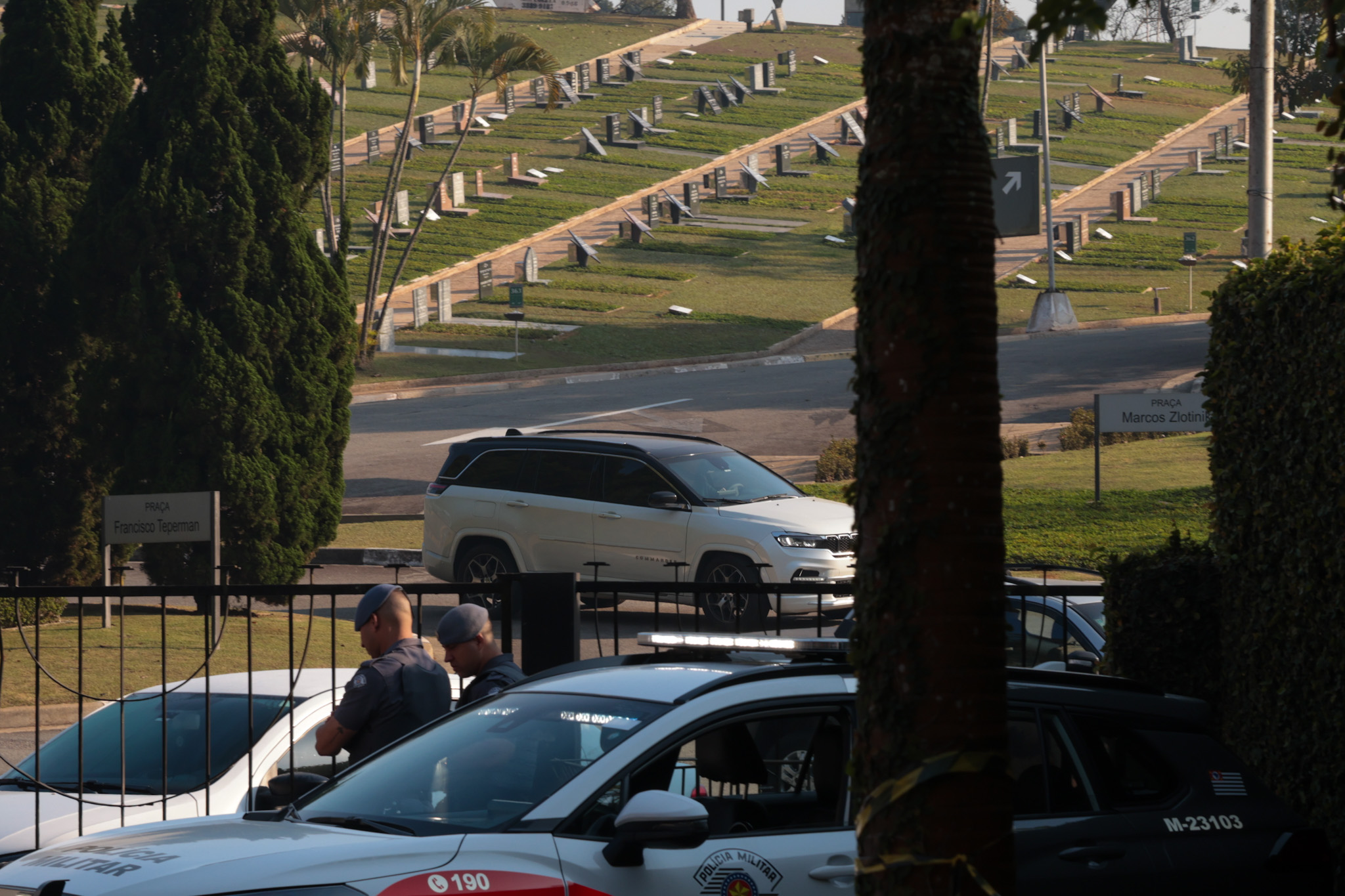 Com a presença da família e amigos, Silvio Santos é sepultado em SP 
