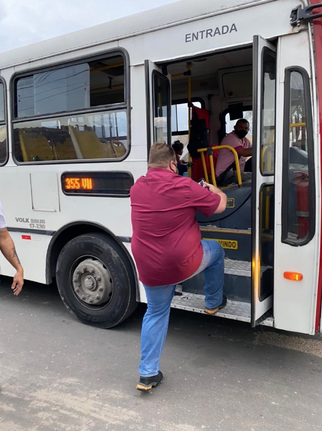 Vereador fiscaliza ônibus e pede veículos novos nas ruas de Manaus