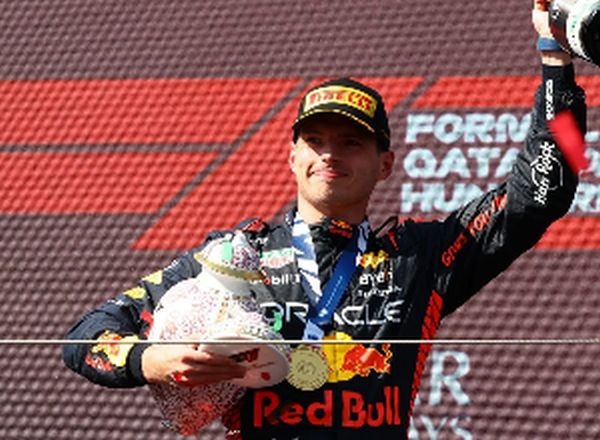 Verstappen ultrapassa Hamilton na primeira curva e vence na Hungria