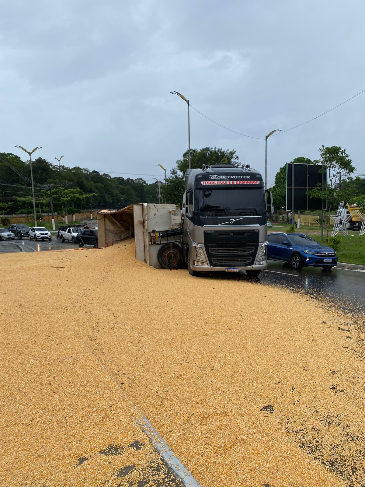 Carreta carregada de milho tomba e interdita parte da Avenida do Turismo