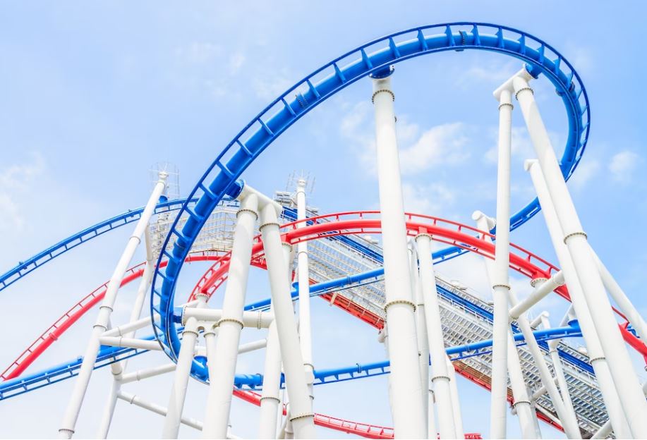 Montanha-russa em movimento descarrila e deixa um morto e vários feridos