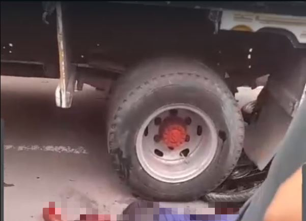 Dupla fica gravemente ferida após moto colidir com caminhão em Manaus 