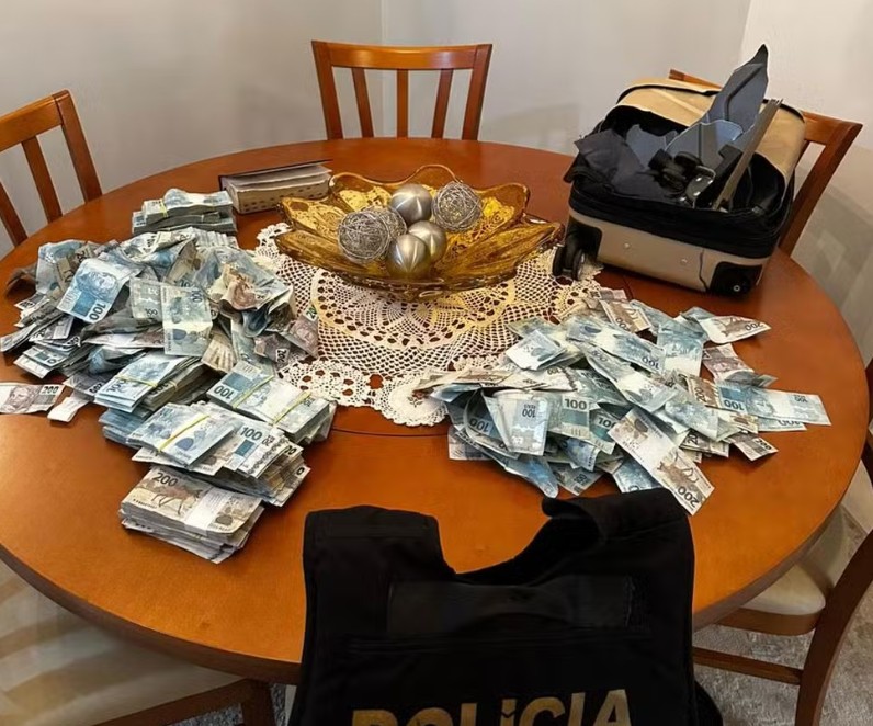 Dinheiro é arremessado pela janela de apartamento durante operação em SC