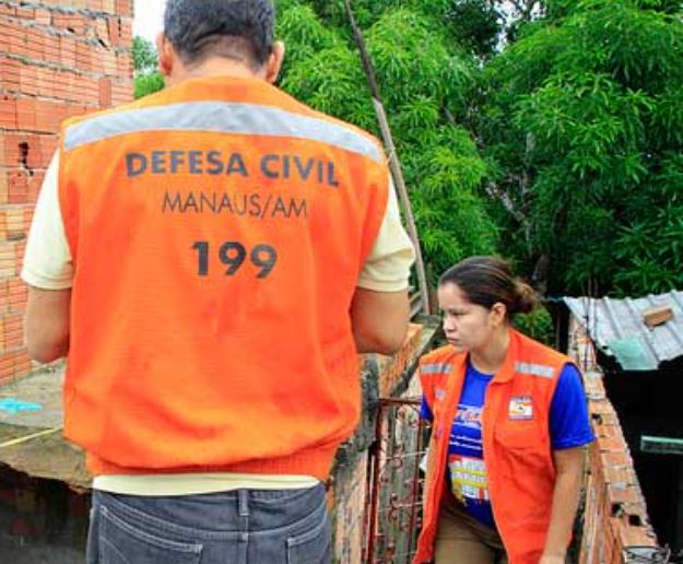 Em meio à chuva, casa de família ameaça desabar em Manaus 