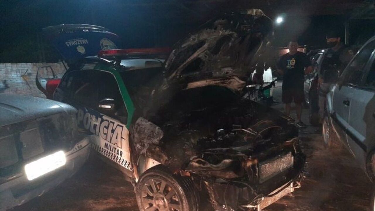 Polícia prende suspeitos de incendiar veículos em delegacia de Manaus