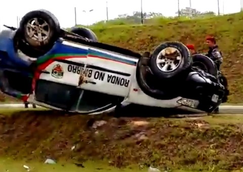 Vídeo mostra momento do resgate de PM em capotamento da Ronda no Bairro