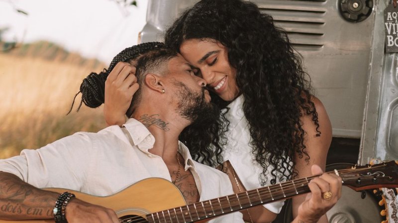 Ex-BBB Viegas lança clipe romântico aos beijos com Elana após ‘No Limite’