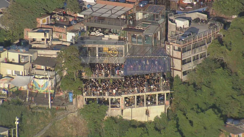 Cariocas ignoram pandemia e lotam boate de 3 andares em festa de Carnaval