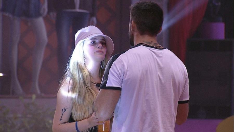 Viih Tube tenta convencer Arthur a dar Anjo a Projota e não Carla