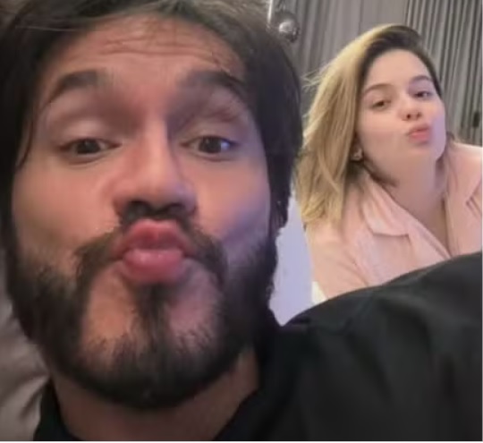 Eliezer celebra fim de jejum de sex0 com Viih Tube 