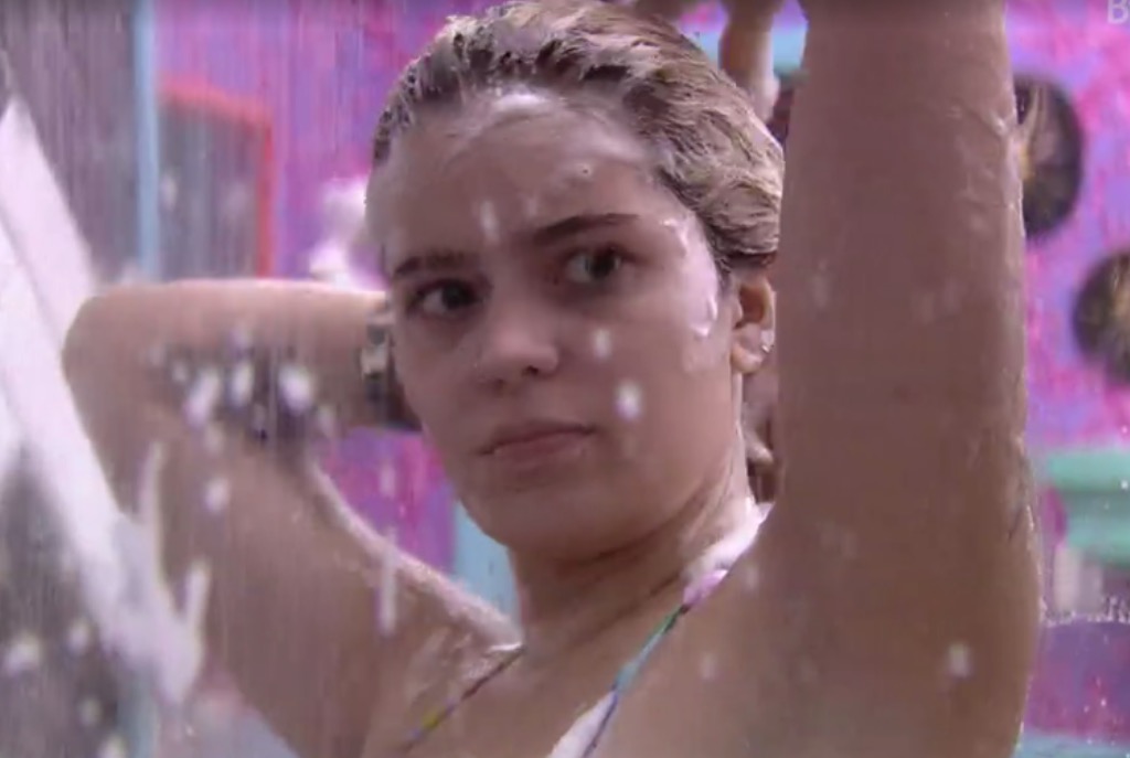 BBB21: Viih Tube se rende ao chuveiro após uma semana sem lavar cabelo